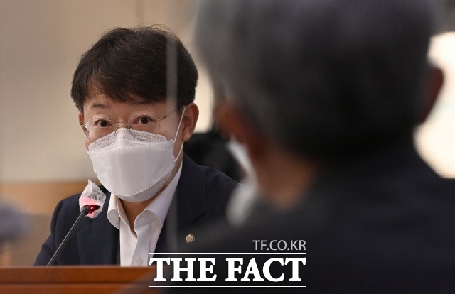 최기상 더불어민주당 의원이 18일 여성가족부와 경찰청으로부터 제출받은 자료에 의하면 지난 5년간 여성 1인 가구 대상 주거침입 범죄는 지속적으로 증가한 반면, 검거율은 꾸준히 하락한 것으로 나타났다. 지난 1일 서울 서초구 대법원에서 열린 국회 법제사법위원회 대법원(법원행정처), 사법연수원 등에 대한 국정감사에서 질의 하고 있는 최 의원. /국회사진취재단