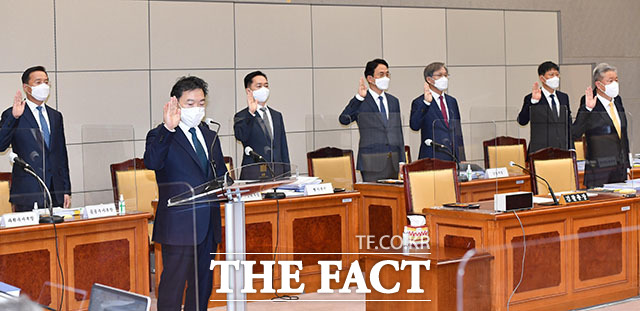 증인 선서하는 김오수 검찰총장과 관계자들.