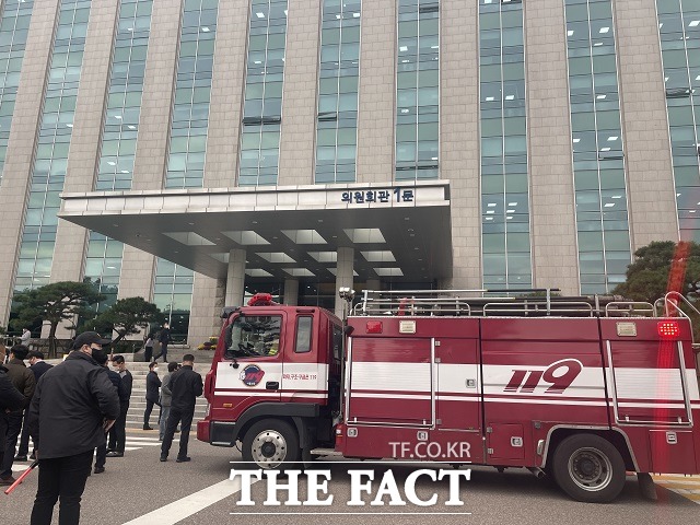 폭발물 설치 신고를 받은 경찰과 소방당국이 18일 오후 서울 여의도 국회 의원회관 앞에서 대기하고 있다. /국회=곽현서 기자