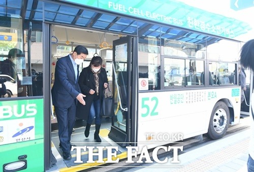 안산시(시장 윤화섭)가 경기도 제1호 친환경 수소 시내버스를 운영하며 본격적인 수소 대중교통 시대를 연다./안산시제공