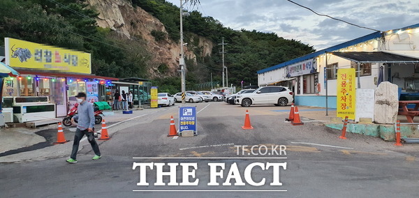 지난 8월께 A어촌계 식당이 인도교 앞 부지를 안전콘으로 막고 주차장으로 사용하고 있는 모습. /인천=지우현 기자