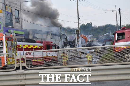 ▲화성시 팔탄면 가재리 방향제 공장 화재 진압 모습./더팩트