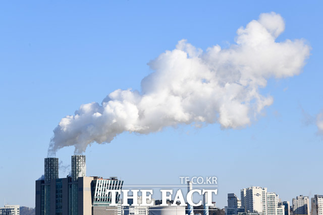 20일 수요일은 전국이 맑은 가운데 일부 지역의 오전 기온이 영하로 내려가는 등 다시 가을 추위가 찾아오겠다. /임세준 기자