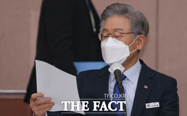 더불어민주당 대선 후보인 이재명경기도지사는 20일 유동규 전 성남도시개발공사 기획본부장 임명 과정 의혹에 대해 임명과정이 누구에게 있었는지, 인사 결정 절차가 어떻게 됐는지 기억나지 않는다고 밝혔다. 20일 경기도 수원시 팔달구 경기도청에서 열린 국회 국토교통위원회의 경기도청에 대한 국정감사에서 자료를 확인하고 있는 이 후보. /국회사진취재단