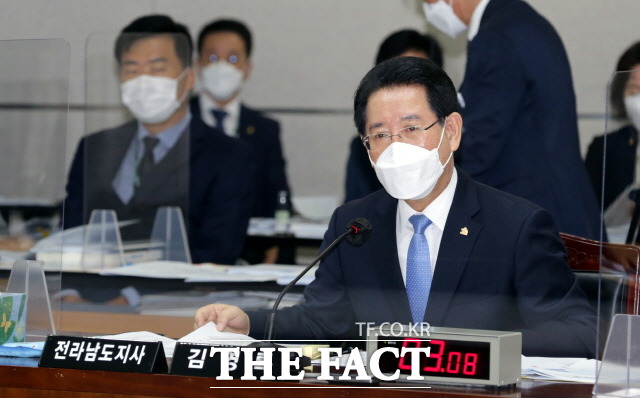 지난 15일 전남도청 왕인실에서 열린 국회 행정안전위원회 전남도 국정감사에서 김영록 지사가 위원들들의 질문에 답변하고 있다. /전남도 제공