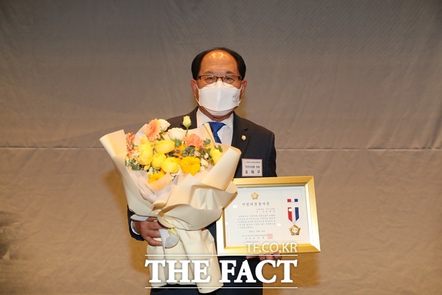 19일 전북 익산시의회 유재구 의장이 전국시군자치구의회 의장협의회에서 수여하는 지방의정봉사상을 수상하는 영예를 안았다. /익산시의회 제공
