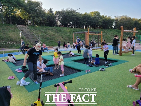 광명시(시장 박승원)는 철산13단지 맞은편 안양천 둔치에 아이들과 함께 즐길 수 있는 ‘안양천 가족놀이터’를 조성해 지난 9일 개장했다고 20일 밝혔다./광명시제공