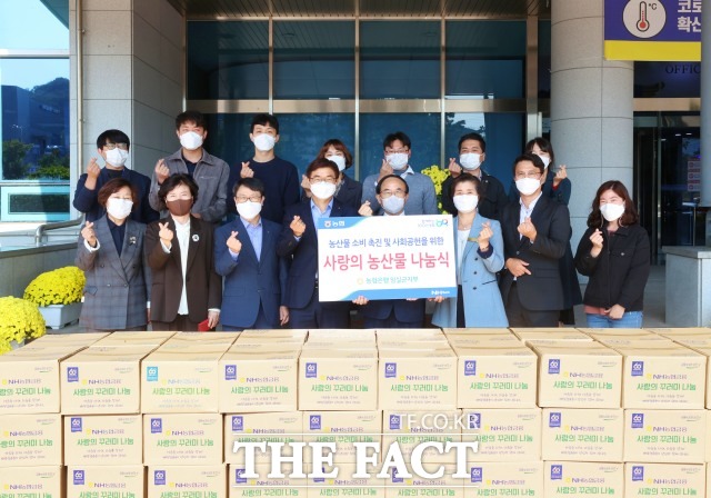 전북 임실군에 기부 행렬이 계속 이어지고 있다. 지난 13일 (주)푸르밀 노동조합에서 현금 265만원을 군에 전달했고 지난 19일에는 농협 임실군지부에서 농산물꾸러미 80세트를 기부했다. /임실군 제공