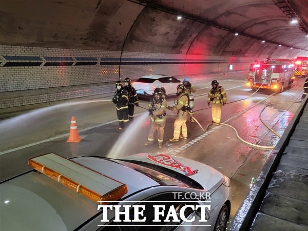 광명소방서는 지난 19일 오후 2시 성채터널 수원 방향에서 유관기관과의 유기적 공조·협조체계 구축과 재난현장 대응능력 강화를 위한 합동 소방훈련을 실시했다고 20일 밝혔다./광명소방서 제공