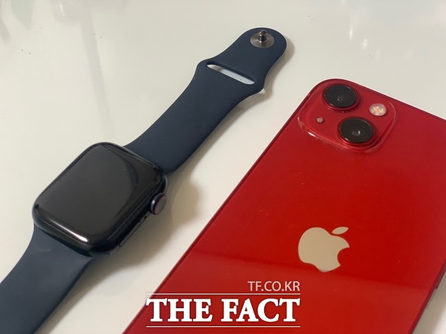 아이폰13 미니(오른쪽)와 애플워치 시리즈7의 디자인은 전작과 비교해 외관상 큰 차이를 느낄만큼의 변화를 찾기 어려웠다. /한예주 기자