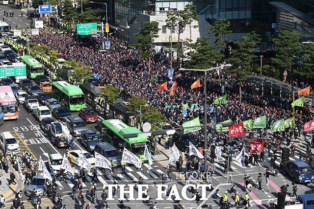 전국민주노동조합총연맹이 20일 서울을 비롯한 전국 14개 지역에서 대규모 총파업과 집회를 벌였다. /남용희 기자