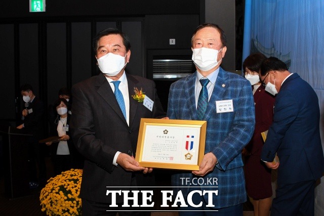 양희재 전북 남원시의회 의장이 지난 19일 전국시군자치구의회의장협의회가 수여하는 지방의정봉사상을 수상했다. /남원시의회 제공