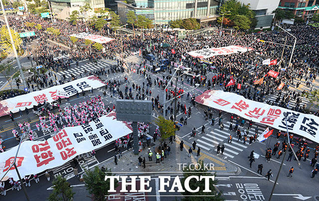 전국민주노동조합총연맹(민주노총)이 서울을 비롯한 전국 14개 지역에서 대규모 총파업과 집회를 개최한 20일 오후 서울 서대문사거리에서 노조원들이 대형 현수막을 펼쳐보이고 있다. /남용희 기자