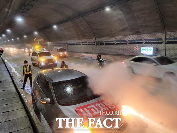 광명소방서는 지난 19일 오후 2시 성채터널 수원 방향에서 유관기관과의 유기적 공조·협조체계 구축과 재난현장 대응능력 강화를 위한 합동 소방훈련을 실시했다고 20일 밝혔다./광명소방서 제공