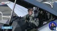  문 대통령, 대통령 최초 국산 'FA-50' 전투기 시험비행 직접 참여