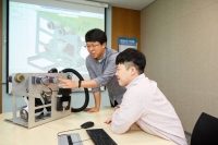  삼성디스플레이, 천장 크레인 레일 청소에 자체 개발 로봇 도입
