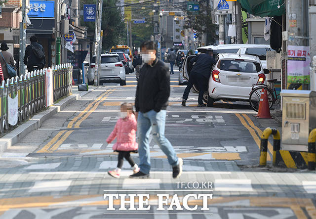 어린이 보호구역 내 주·정차 전면 금지를 골자로 한 개정 도로교통법이 시행된 21일 오전 서울 마포구의 한 초등학교 앞 어린이보호구역에 차량이 불법주차되어 있다. / 배정한 기자