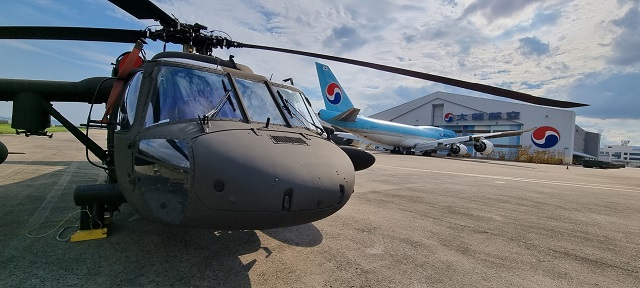대한항공이 21일 경기도 성남 서울공항에서 개최 중인 2021 서울 국제 항공우주 및 방위산업 전시회에서 미국 시콜스키사와 UH-60P 블랙호크 기술협력 30주년 기념행사를 진행했다. /대한항공 제공