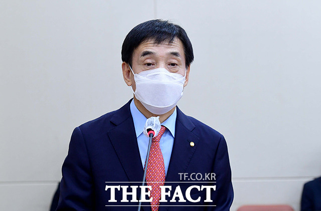 이주열 한국은행 총재가 금리를 인상하는 것은 물가, 경기상황, 거시경제를 고려해서 하는 조치라고 밝혔다. /이선화 기자