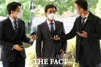  취재진 질문에 답하는 유시민 전 이사장 [포토]