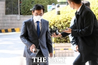  법원 출석하는 유시민 전 노무현재단 이사장 [포토]