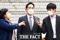  취재진 질문 듣는 이재용 부회장 [포토]