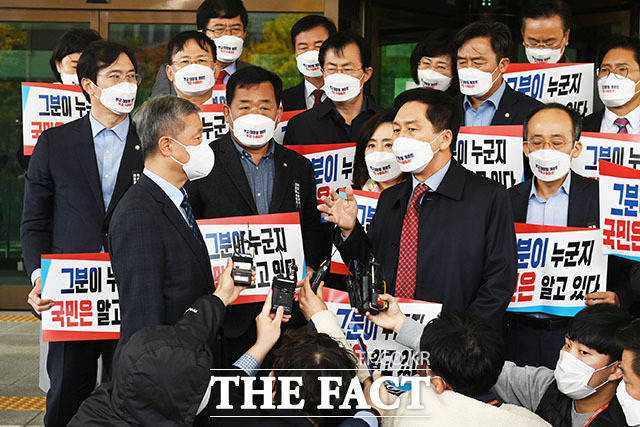 박성진 대검차장에게 대장동 의혹에 대한 철저 수사 요구하는 김기현 원내대표.