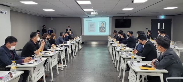 맘스터치는 전날 서울 강동구 본사 회의실에서 내부자율분쟁조정기구 발족식을 가졌다. /맘스터치 제공