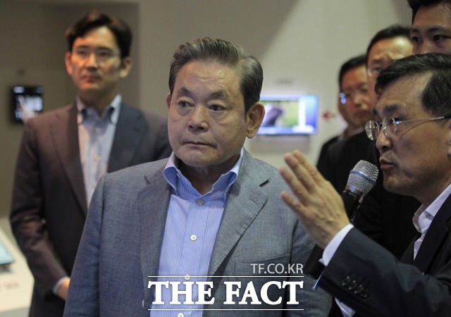 오는 25일 고(故) 이건희 삼성 회장이 별세한 지 1년이 된다. 추도식은 유족을 중심으로 간소하게 치러질 것으로 예상된다. 사진은 지난 2011년 열린 선진제품 비교 전시회를 참관하고 있는 이건희 회장. /삼성 제공