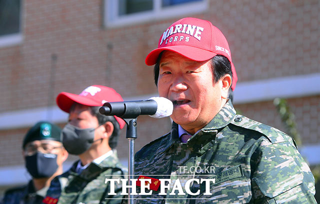 22일 서해 서북단 옹진군 연평도 연평부대를 위문방문한 박병석 국회의장이 장병들을 격려하고 있다. /국회사진취재단