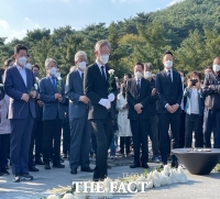  故노무현 전 대통령 묘역 참배 이재명, '열어주신 길 따라 끝까지 가겠다'[TF사진관]