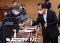  정은경 질병관리청장과 인사 나누는 김부겸 국무총리 [포토]