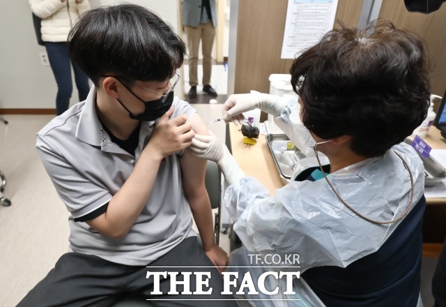 지난 10월 18일 오전 서울시 양천구 홍익병원에서 16∼17세 청소년이 신종 코로나바이러스 감염증(코로나 19) 백신접종을 받고 있다. /사진공동취재단