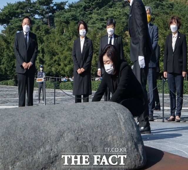 정의당 심상정 대선후보가 24일 김해 봉하마을 노무현 전 대통령 묘역을 참배하며 너럭바위 앞에서 무릎을 꿇고 있다./정의당 제공