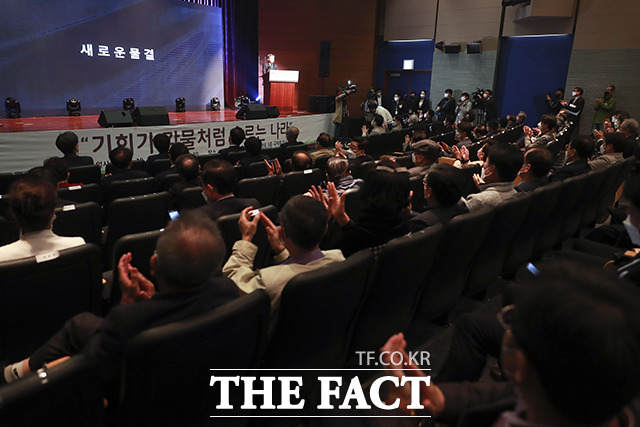 김동 전 부총리의 인사말을 듣고 박수 보내는 참석자들.
