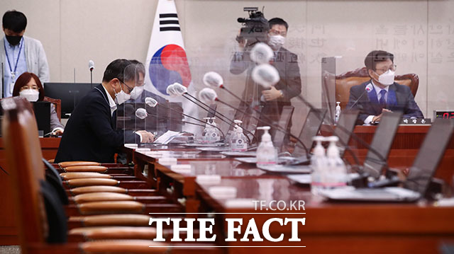 이날 전체회의는 여야의 합의 없이 국민의힘 소속 위원의 요청으로 열려 여당 측에서는 박주민 간사만 참석해 회의 수용에 대한 입장을 밝혔다.