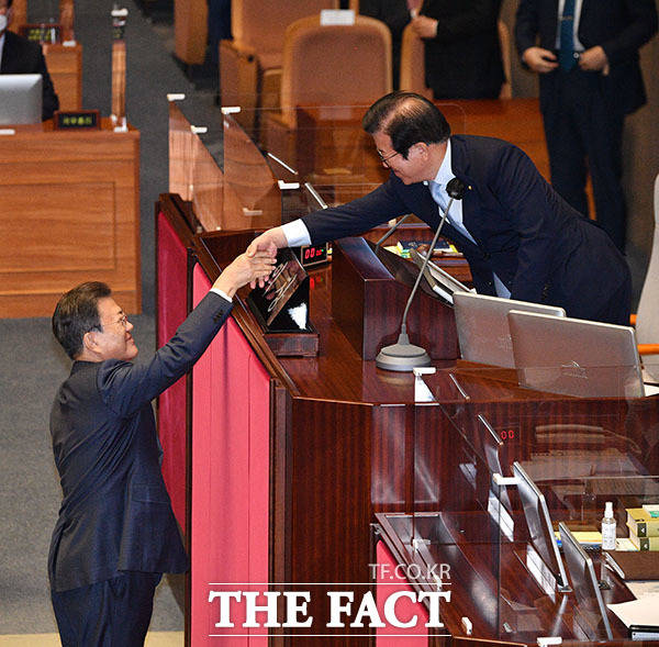 시정연설을 마친 문재인 대통령이 박병석 국회의장과 악수하고 있다.