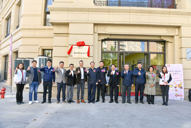 현대제철과 주요 관계자들이 지난 22일 중국 천진시 동리구에서 열린 현대제철 노인식당 오픈식에서 기념촬영을 하고 있다. /현대제철 제공