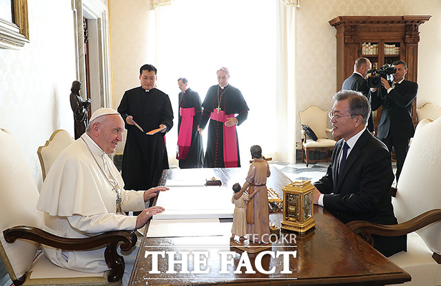 문재인 대통령이 2018년 10월 18일 로마 바티칸 교황궁 교황 집무실에서 프란치스코 교황과 대화를 나누는 모습. /청와대 제공