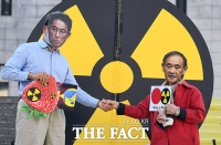  방사능 표시 앞에서 악수하는 일본 총리들 [포토]