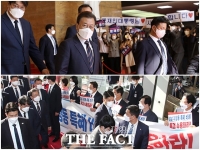  '대장동 특검 수용VS평생 지지합니다'...문 대통령 시정연설 속 다른 의견 [TF사진관]