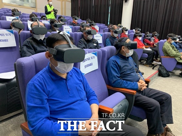 안산도시공사는 지난 25일 재활용선별센터에서 가상현실(VR) 콘텐츠를 활용한 안전교육을 실시했다고 밝혔다고 26일 밝혔다./안산도시공사제공