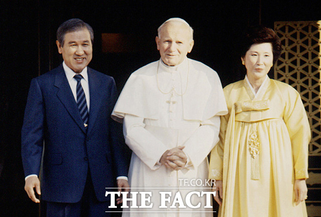 1989년 노태우 전 대통령 내외가 방한한 교황 요한바오로2세와 기념촬영 하는 모습. /뉴시스