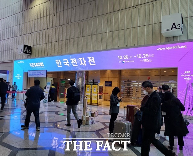 한국전자산업대전(KES) 2021 행사가 26일부터 29일까지 서울 삼성동 코엑스에서 진행된다. /더팩트 DB