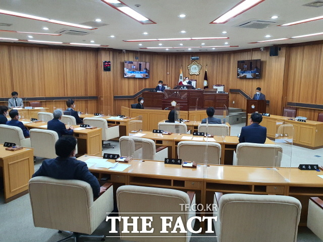 목포시의회가 임시회을 열고 공석인 운영위원장 선출을 위한 보궐투표를 진행하던 도중 민주당 김수미 의원의 투표 절차에 문제를 제기하면서 투표중지를 요구하던 비민주계 의원들이 투표가 계속 진행되자 9명 모두 퇴장했다. /목포=김대원 기자
