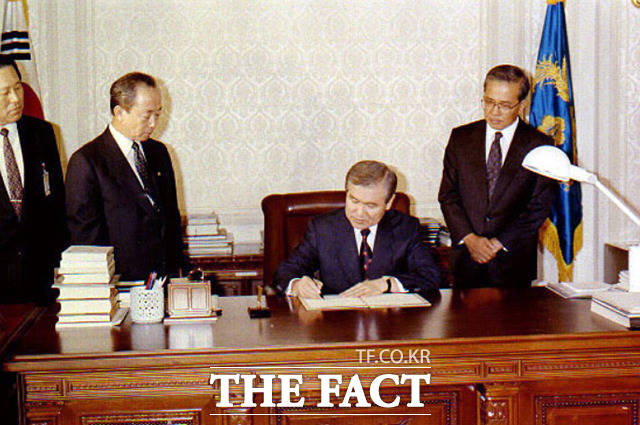 1991년 UN헌장 의무수락 선언서에 서명하는 노 전 대통령. /뉴시스