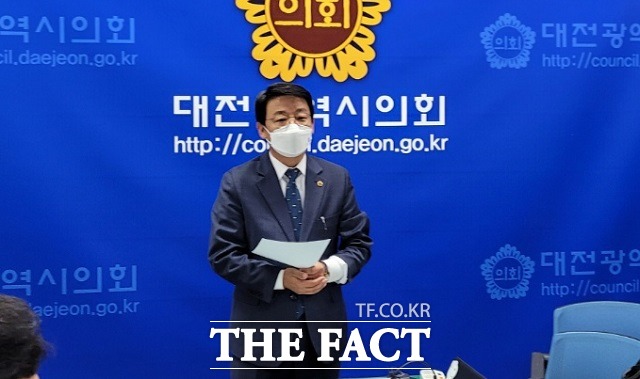 김찬술 대전시의원이 26일 기자회견을 열고 허태정 시장과 박정현 구청장의 기싸움으로 대덕e로움 가입자만 피해를 받고 있다며 지역화폐 통합을 촉구했다. / 대전 = 김성서 기자