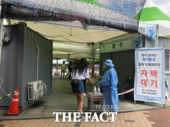 11월부터 시행되는 단계적 일상회복(위드 코로나)을 일주일여를 앞두고 대구의 한 요양병원에서 집단감염이 발생하면서 방역에 비상이 걸렸다. 대구 중구 국채보상공원 임시선별검사소/ 대구 = 박성원 기자