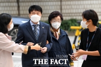  '묵묵부답' 법원 들어서는 윤석열 장모 [포토]