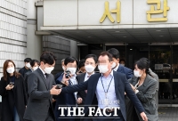  영장심사 마치고 법원 나서는 손준성 검사 [포토]